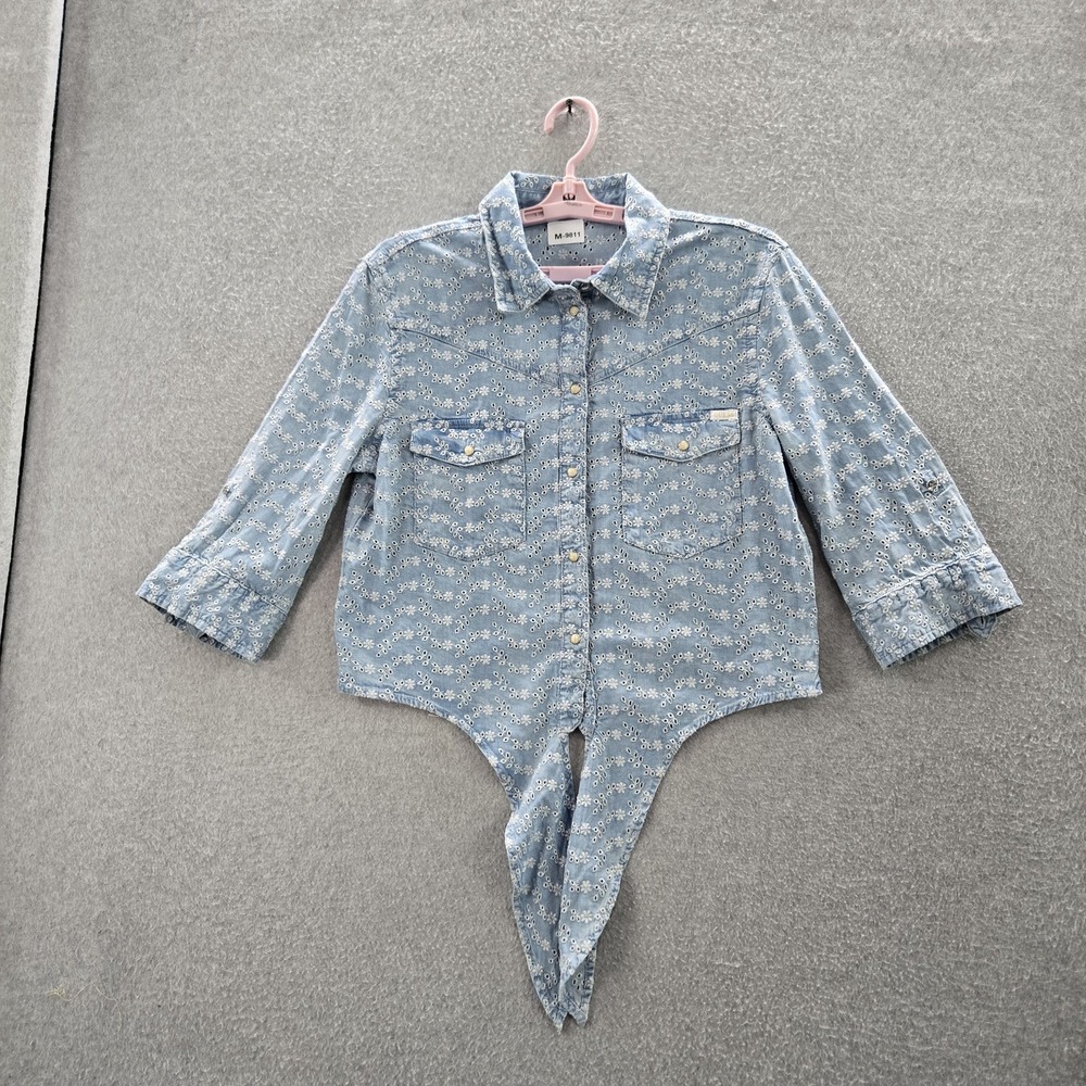 GUESS Women Button Up Shirt L Blue Denim Pearl Snap Floral Embroidered Tied Hem